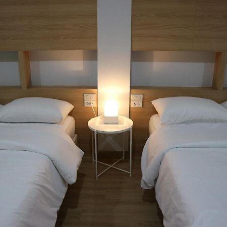 Boon Street Hostel Bangkok Buitenkant foto
