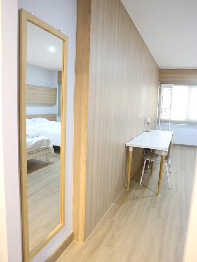 Boon Street Hostel Bangkok Buitenkant foto